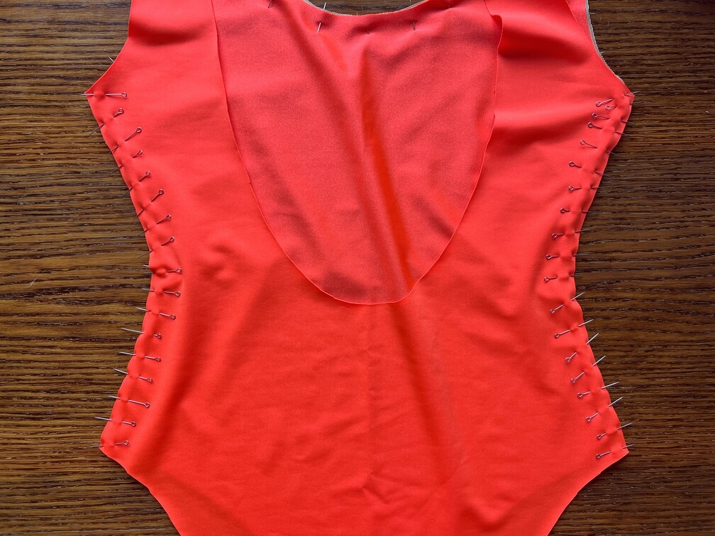 Соединяем детали купальника