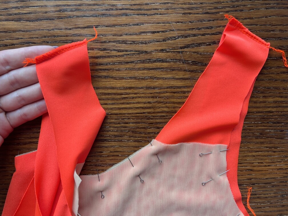 Стачиваем плечевые срезы