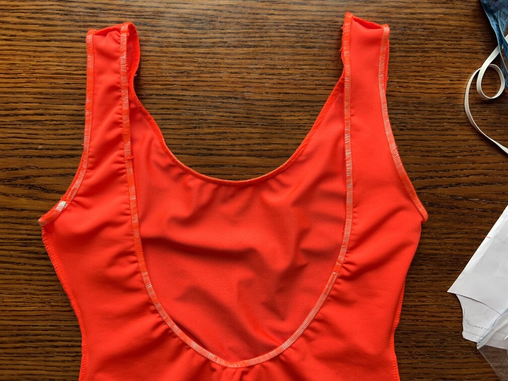 Прострачиваем срезы купальника