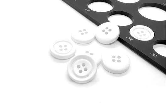 Пуговица пластиковая 4 прокола, TBY 8960A, белая, 18 мм