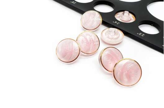 Пуговица пластиковая на ножке B301, розовая с золотым ободком, 15 мм