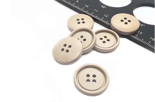 Пуговица пластиковая 4 прокола, J.9004A, бежевая, 21.6 мм