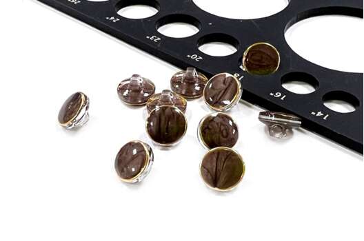 Пуговица пластиковая на ножке B301, коричневая, 11 мм