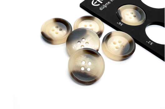 Пуговица пластиковая NE205, 4 прокола, светло-бежевая, 23 мм