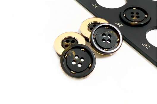 Пуговица пластиковая PS58, темно-коричневая с золотым, 18 мм