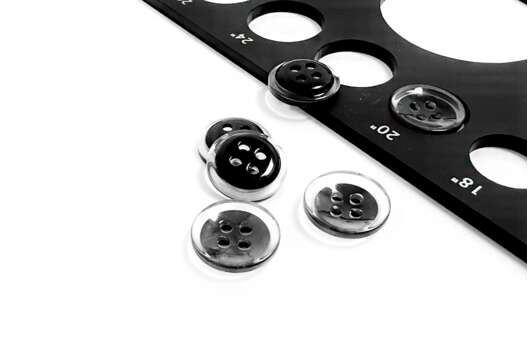 Пуговица пластиковая PS56, 4 прокола, черная, 12.5 мм