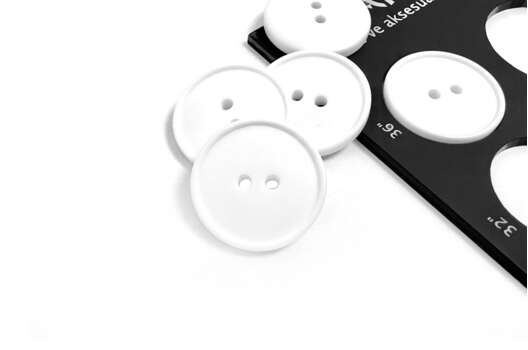 Пуговица пластиковая PS17, 2 прокола, белая, 23 мм