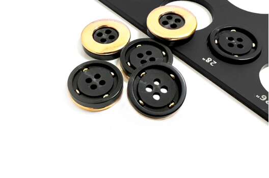 Пуговица пластиковая PS58, черная с золотым, 18 мм