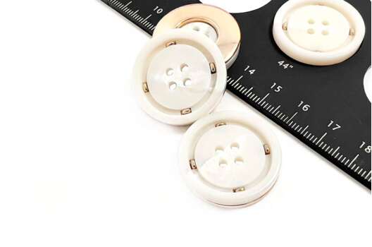 Пуговица пластиковая PS58, молочная с золотым, 28 мм