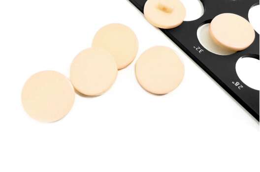 Пуговица пластиковая на ножке PS21, бежевая, 20 мм