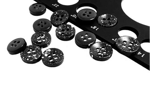 Пуговица пластиковая CN2809, 4 прокола, черная, 11.5 мм