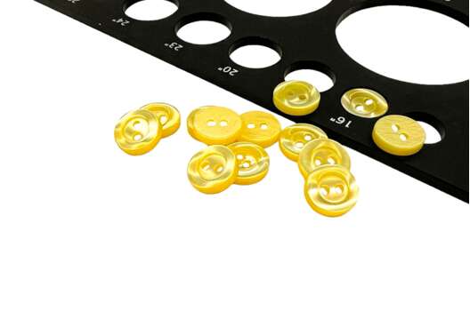 Пуговица пластиковая M-10, 2 прокола, желтая, 10 мм