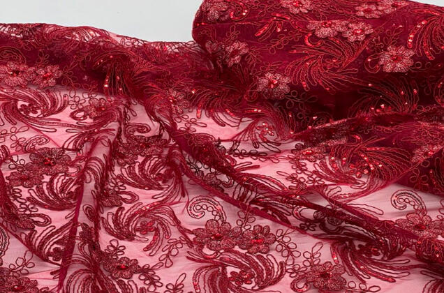 Шикарный гипюр с пайеткам, Цветочный рисунок темно-красный