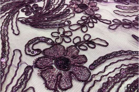 Шикарный гипюр с пайеткам, Цветочный рисунок сливовый