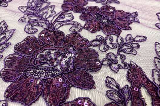 Шикарный гипюр с пайеткам, Цветочный рисунок фиолетовый