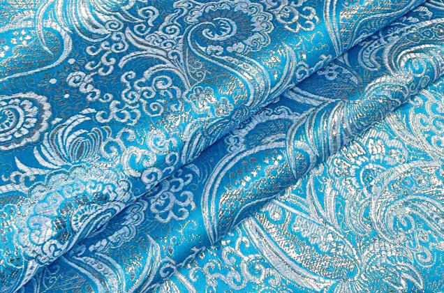 Парча жаккард, бело-серебряные узоры на ярко-голубом