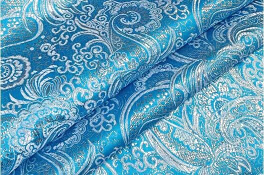 Парча жаккард, бело-серебряные узоры на ярко-голубом