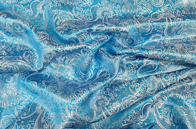 Парча жаккард, бело-серебряные узоры на ярко-голубом 1