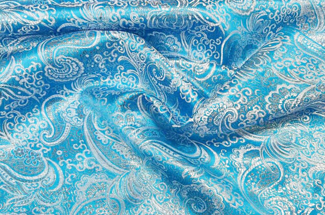 Парча жаккард, бело-серебряные узоры на ярко-голубом 3