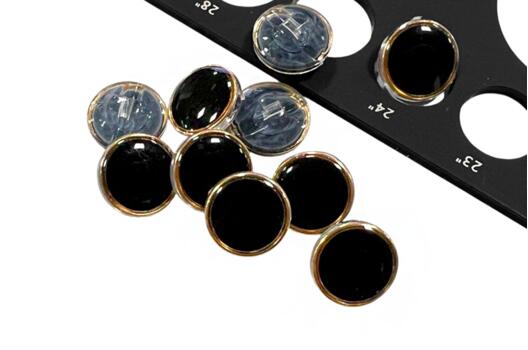 Пуговица пластиковая на ножке B301, черная с золотым ободком, 15 мм