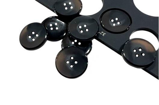Пуговица пластиковая PS57, 4 прокола, черная, 20 мм
