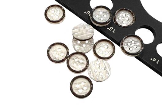 Пуговица пластик 44200, 4 прокола, белая с коричневым ободком, 11 мм, Турция