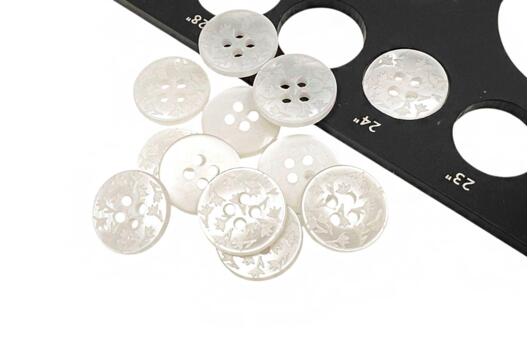 Пуговица пластик CN2504, 4 прокола, белая, 15 мм