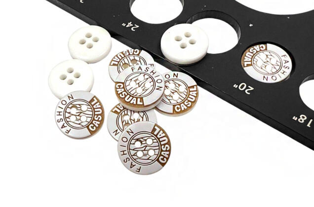 Пуговица пластик CBM-28, 4 прокола, бежевая с белым, 12.5 мм