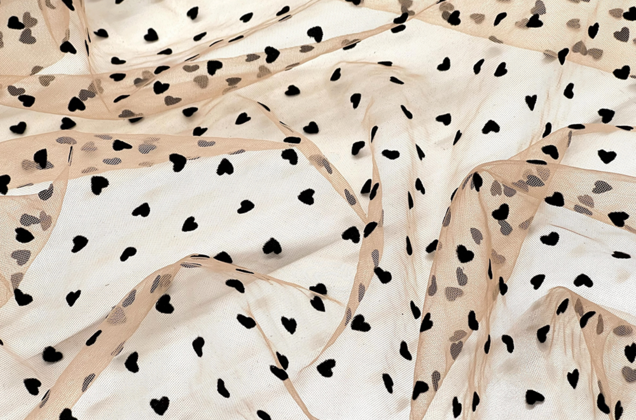 Сетка бежевая с черными сердечками 2
