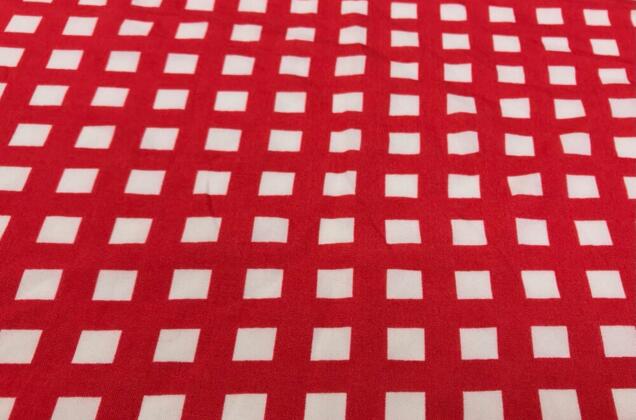 Штапель, Белые квадраты 1 см на красном
