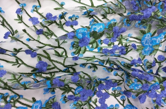 Сетка вышитая, Сине-голубые цветы на бело-молочном фоне