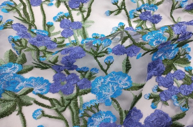Сетка вышитая, Сине-голубые цветы на бело-молочном фоне 4