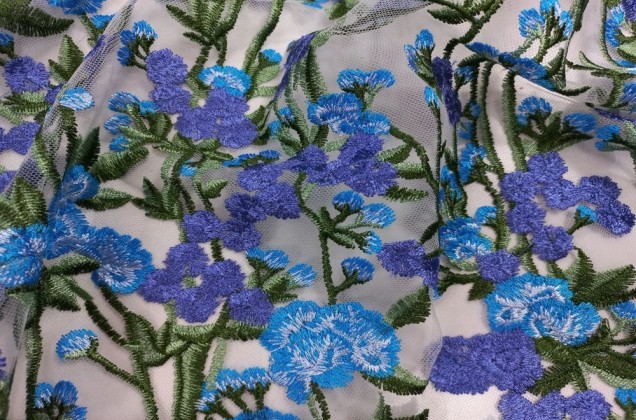 Сетка вышитая, Сине-голубые цветы на бело-молочном фоне 3