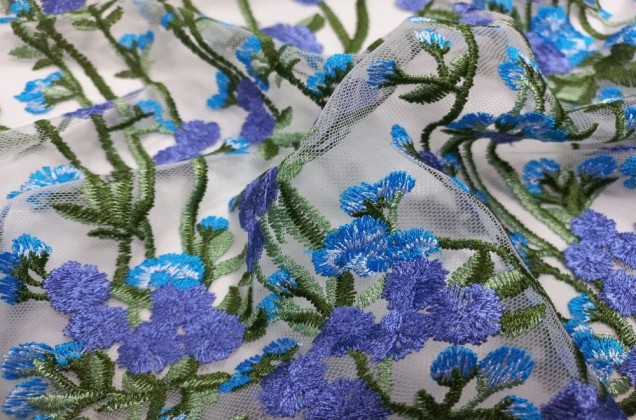 Сетка вышитая, Сине-голубые цветы на бело-молочном фоне 1
