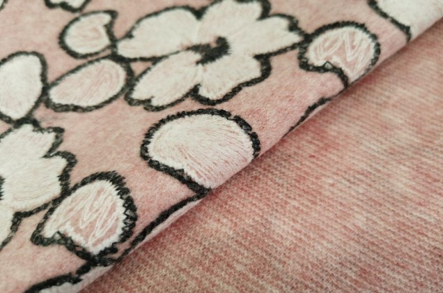 Пальтовая ткань с вышивкой Цветы на пудровом 3