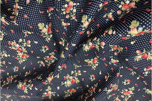 Рубашечный хлопок, земляника на темно-синем фоне