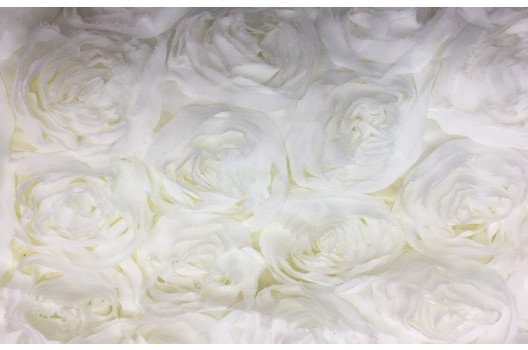 бело-молочные розы шифон