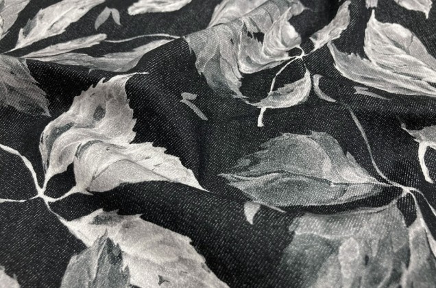 Джинс, белые акварельные листики на черном фоне