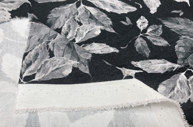 Джинс, белые акварельные листики на черном фоне 3